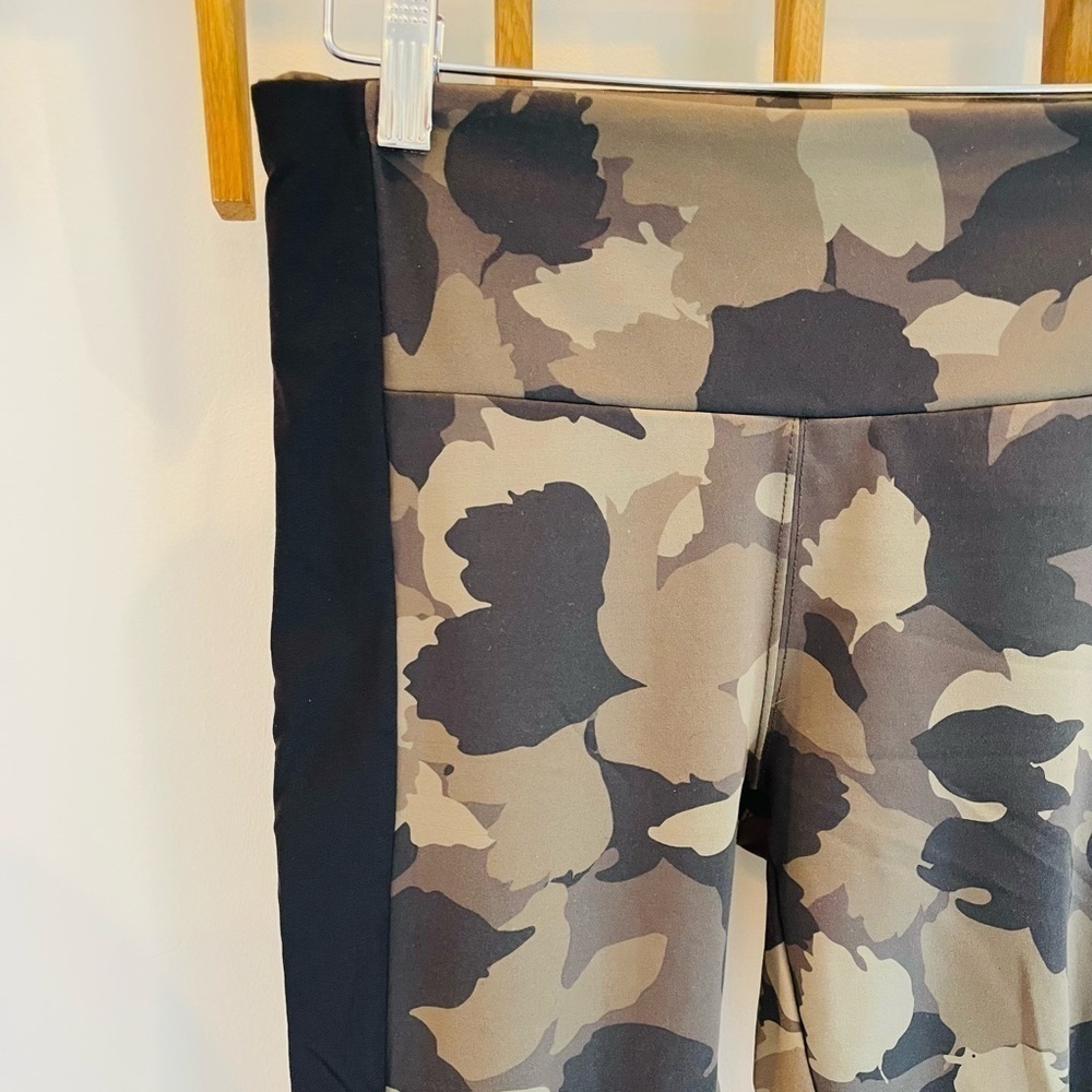 Athleta Camo 7/8 Leggings with Black Side Stripes Size S - Picture 3 of 10